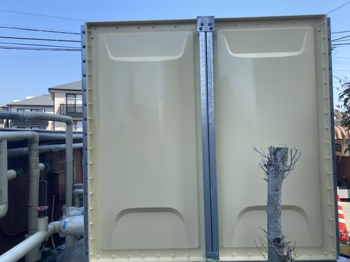 熊本県内の施設でFRP水タンクの中塗りを終えた状態