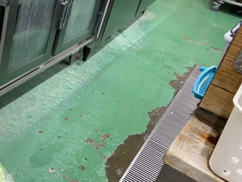 合志市の旅館で厨房床を塗装｜剥がれ補修・研磨・滑り止め施工から完成まで