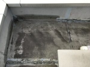 屋上全体に見られる防水層の汚れと劣化状況（熊本北店 施工前）