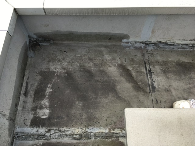 菊池郡の会社建物で確認した屋上床面の汚れと補修跡