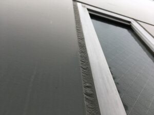 外壁とサッシの取り合い部分のシーリングが剥離している様子（防水機能低下）