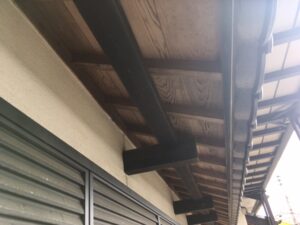 熊本県菊池郡の住宅 庇と軒天に使われている木造部分の状態