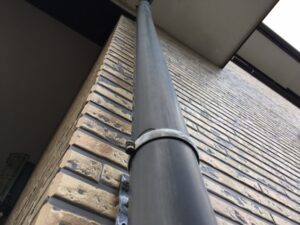合志市K様邸 縦樋に色あせが見られる付帯部の状態
