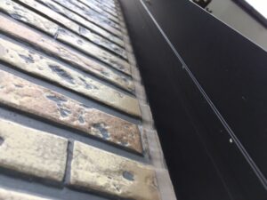 合志市K様邸 外壁目地のシーリングに劣化が見られる状態