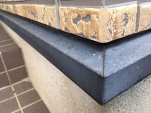 合志市K様邸 基礎と水切り部分に汚れや劣化が見られる状態