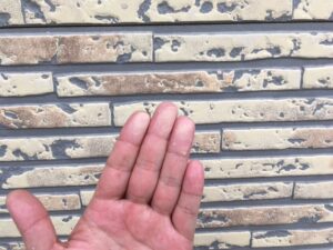 合志市K様邸 外壁を触ると白い粉が付くチョーキング現象